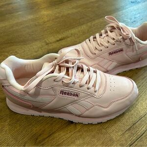 Women’s like new Reebok classic leather pink tennis shoes size 10.